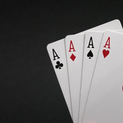 扑克游戏 空当接龙 主编林砚舟坐在靠窗的桌前，手里捏着一张红桃 A 对着光端详，桌角摊着写满批注的规则手稿，午后光线温和