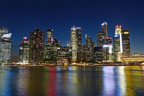 空当接龙牌区结构示意图，清晰标注列区八列纸牌、左上角四个空当格与右上角四个基础区，配色鲜明便于新手理解游戏布局